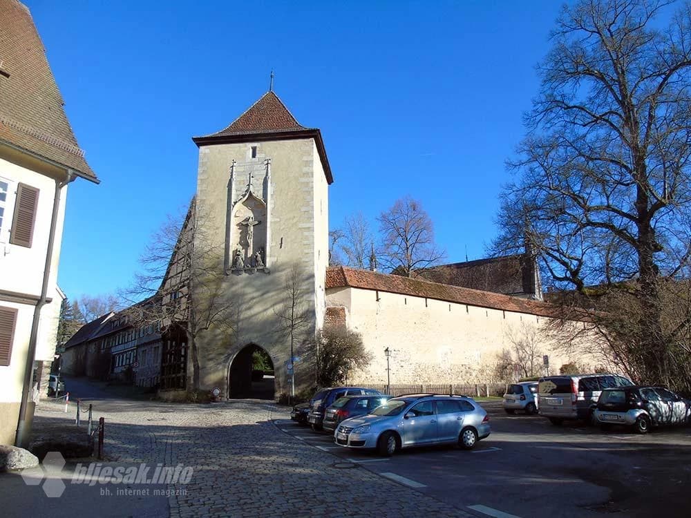 Ulaz iz sela u tvrđavu i samostanski kompleks