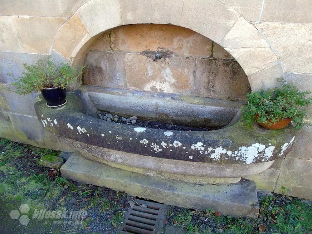 Korito česme ispred škole