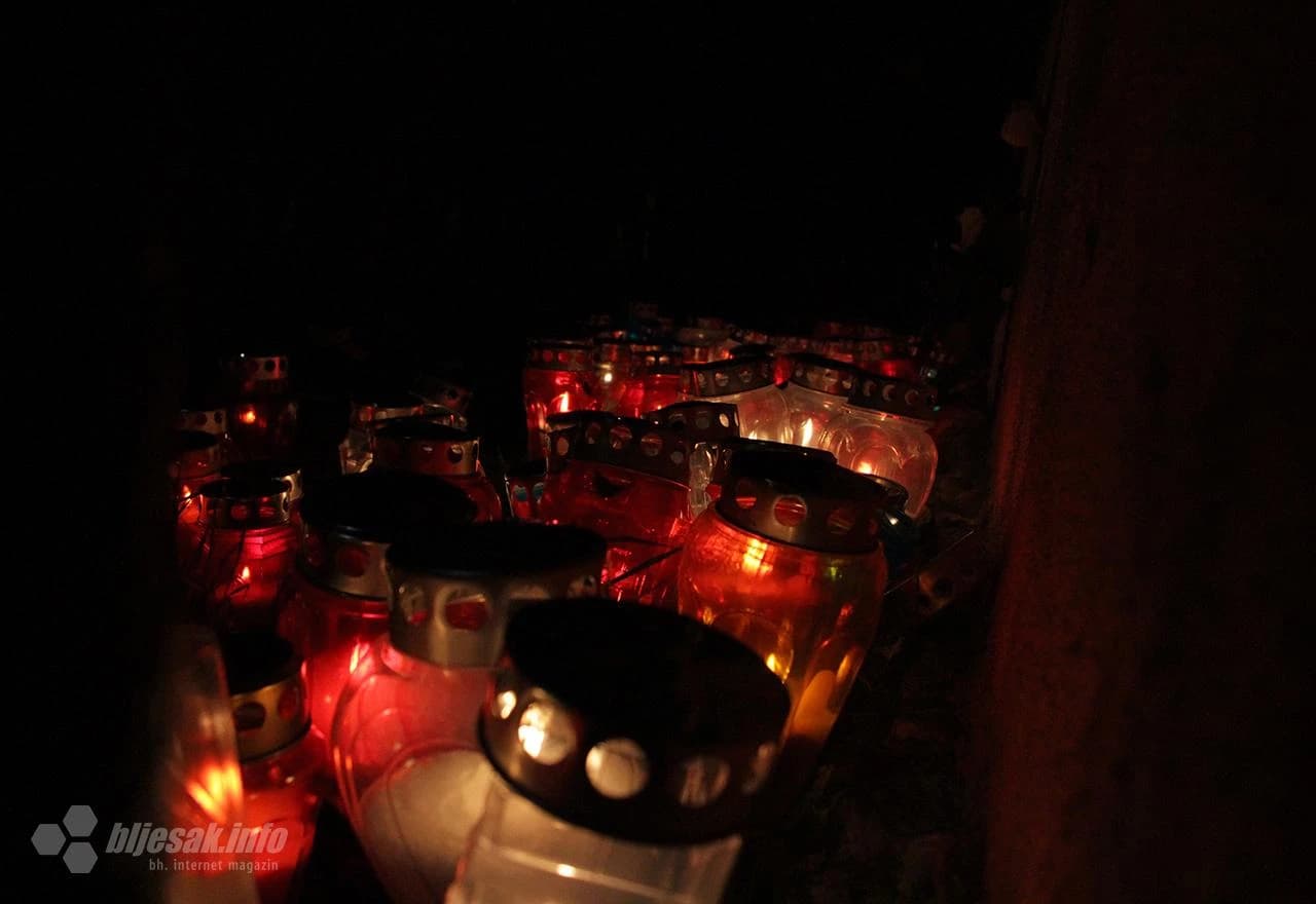 Zapaljene svijeće kraj Staklene banke 