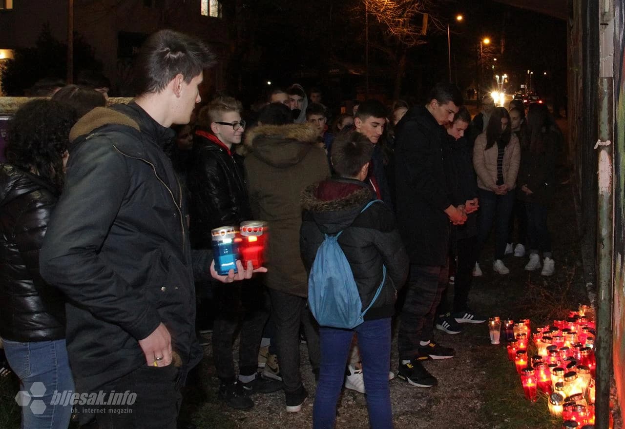 Prijatelji pale svijeće za tragično preminulog dječaka