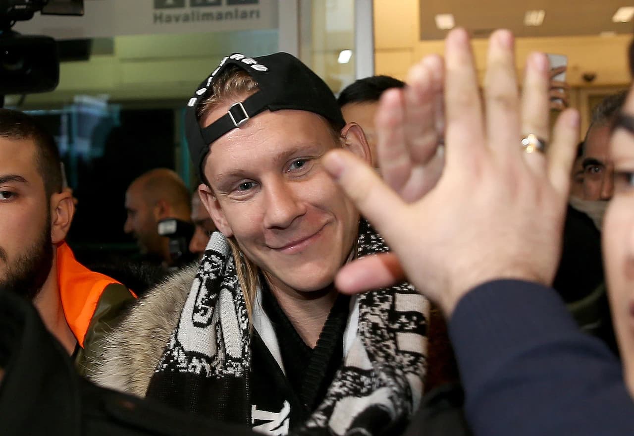 Hrvatskog reprezentativca Domagoja Vidu je u istanbulskoj zračnoj luci ''Ataturk'' dočekala skupina navijača Bešiktaša