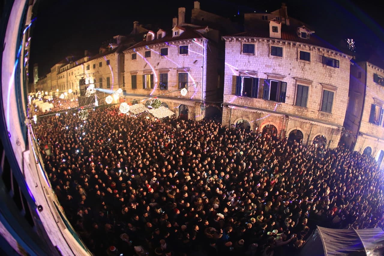 Dino Merlin je na Stradunu priredio istinski spektakl