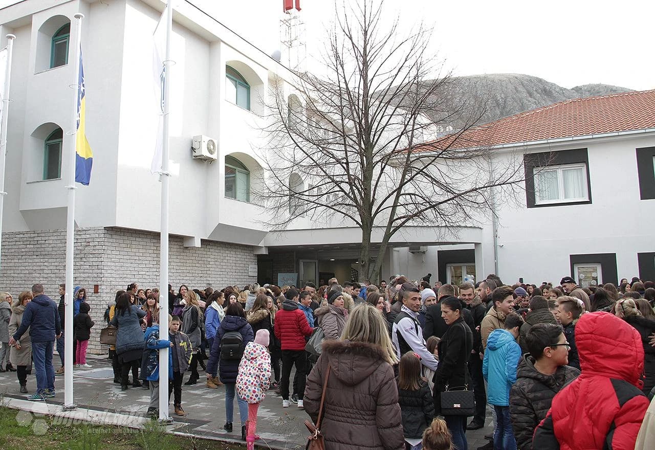 Dječja kreativnost i zlatne ruke na Zimskom bazaru 