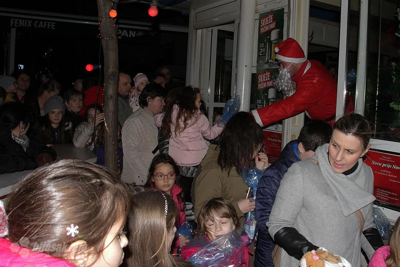 Djedica je sa svojim vilenjacima sišao sa zgrade i mališanima podijelio prigodne darove