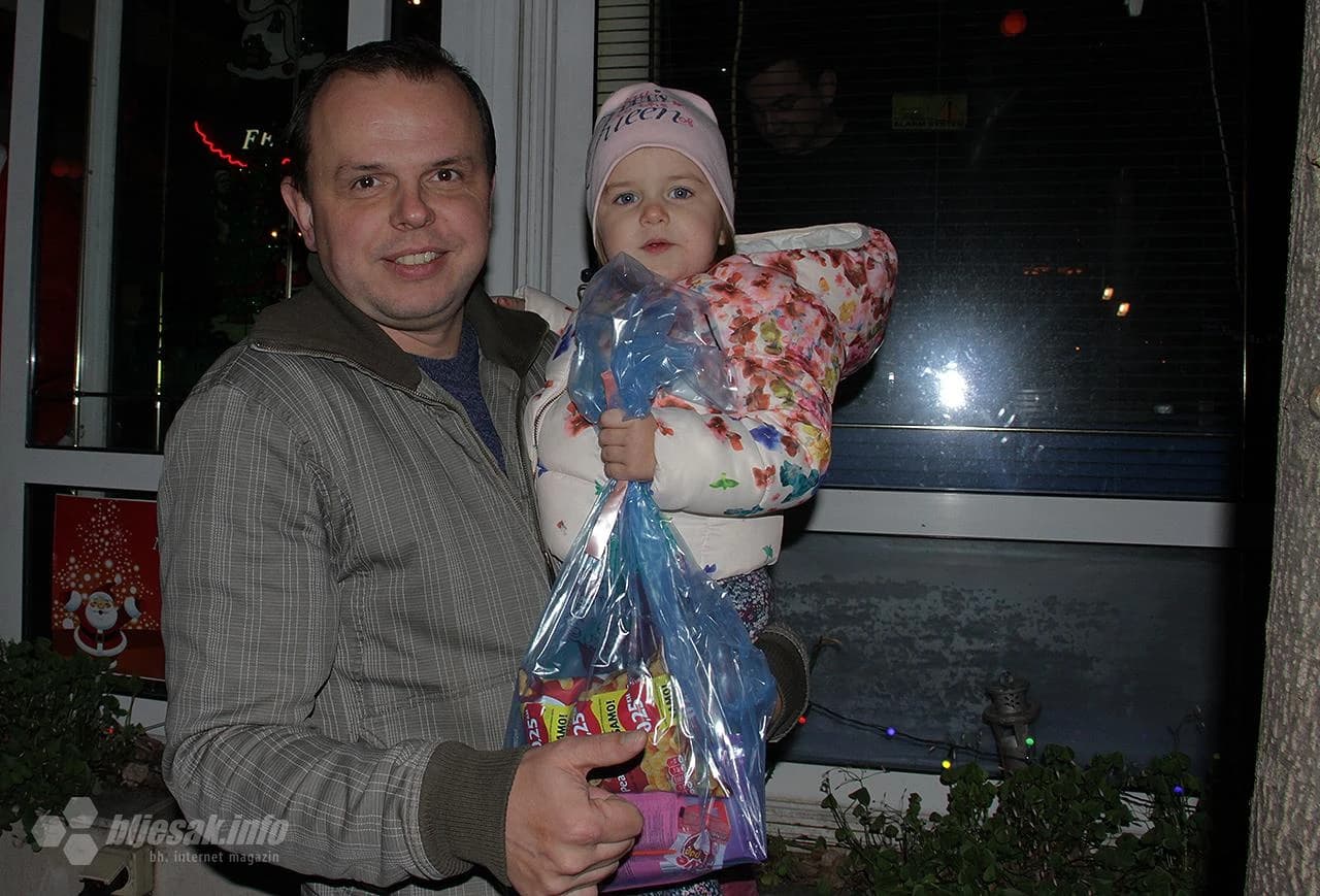 Djedica je sa svojim vilenjacima sišao sa zgrade i mališanima podijelio prigodne darove