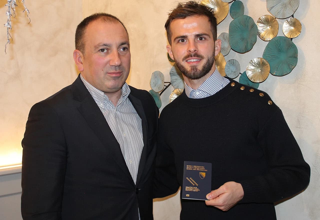 Igor Crnadak je danas u Torinu uručio diplomatsku putovnicu Miralemu Pjaniću