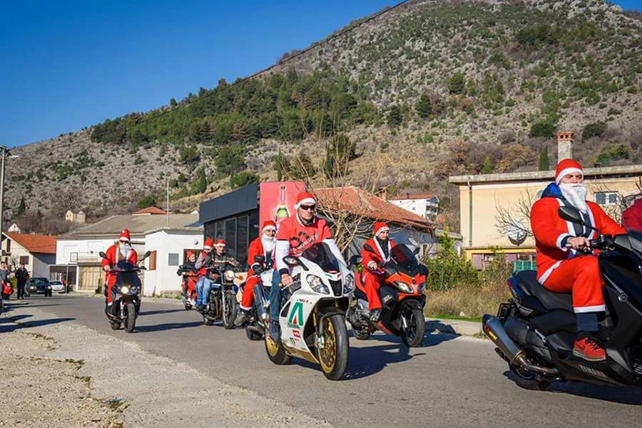 Djedovi Božićnjaci na motorima