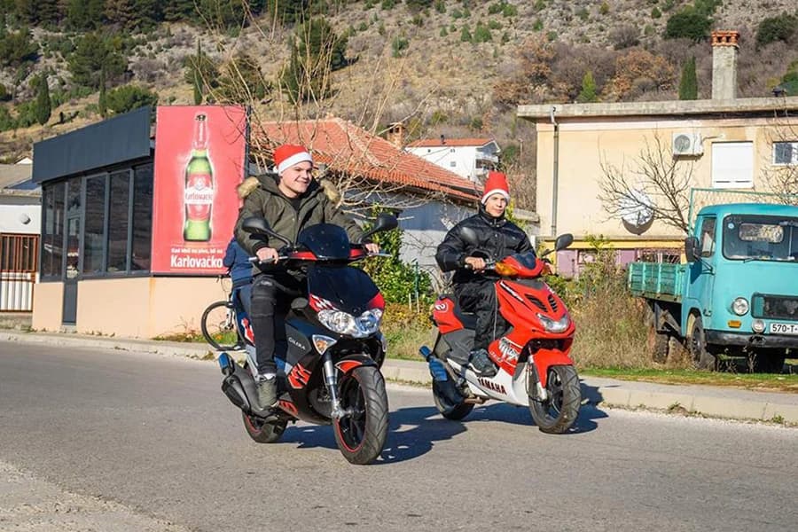 Djedovi Božićnjaci na motorima