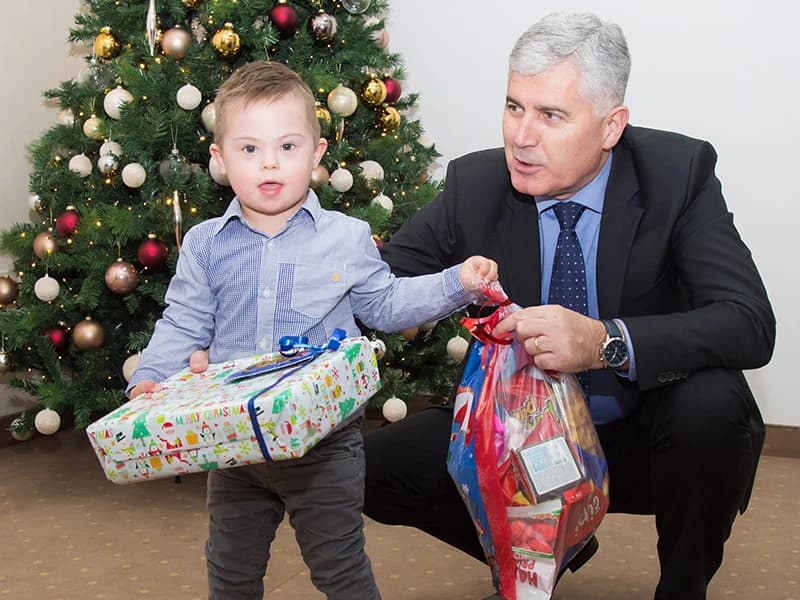 Tradicionalno blagdansko druženje s djecom s posebnim potrebama u Uredu u Mostaru.