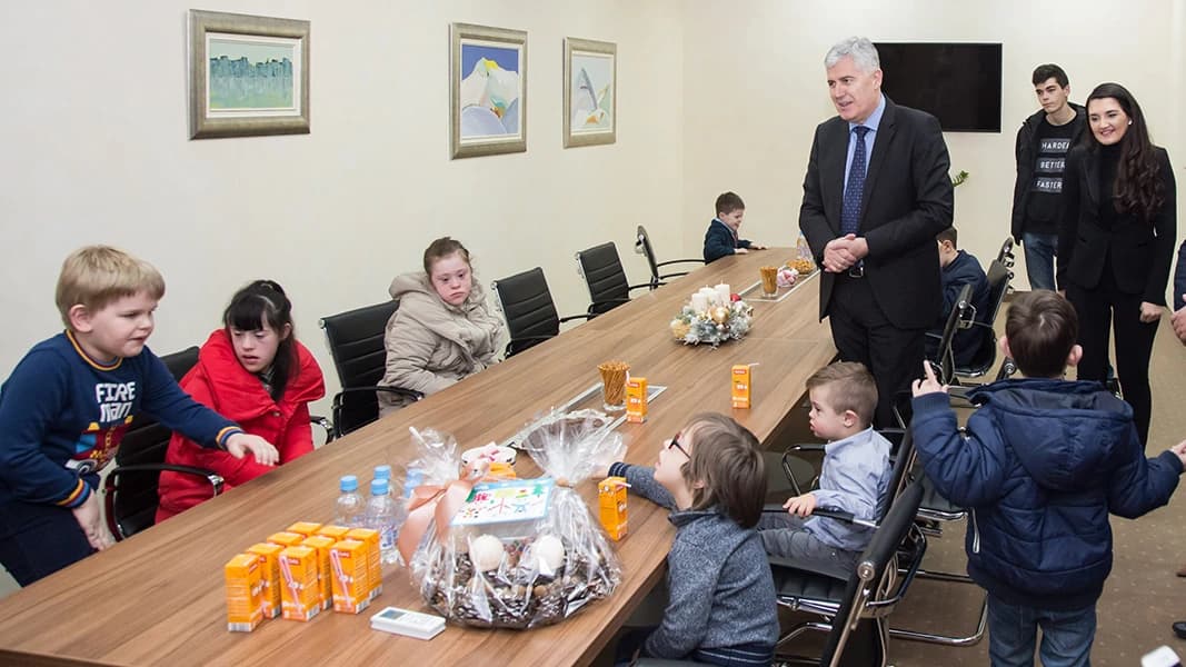 Tradicionalno blagdansko druženje s djecom s posebnim potrebama u Uredu u Mostaru.