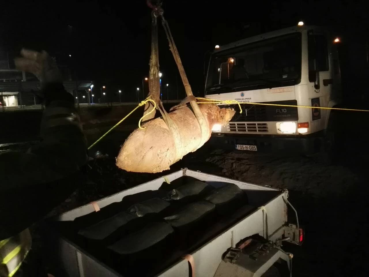 Pripadnici Federalne uprave civilne zaštite uspješno su uklonili, transportirali i uništili avionsku bombu tešku 250 kilograma koja je pronađena u centru Bihaća.