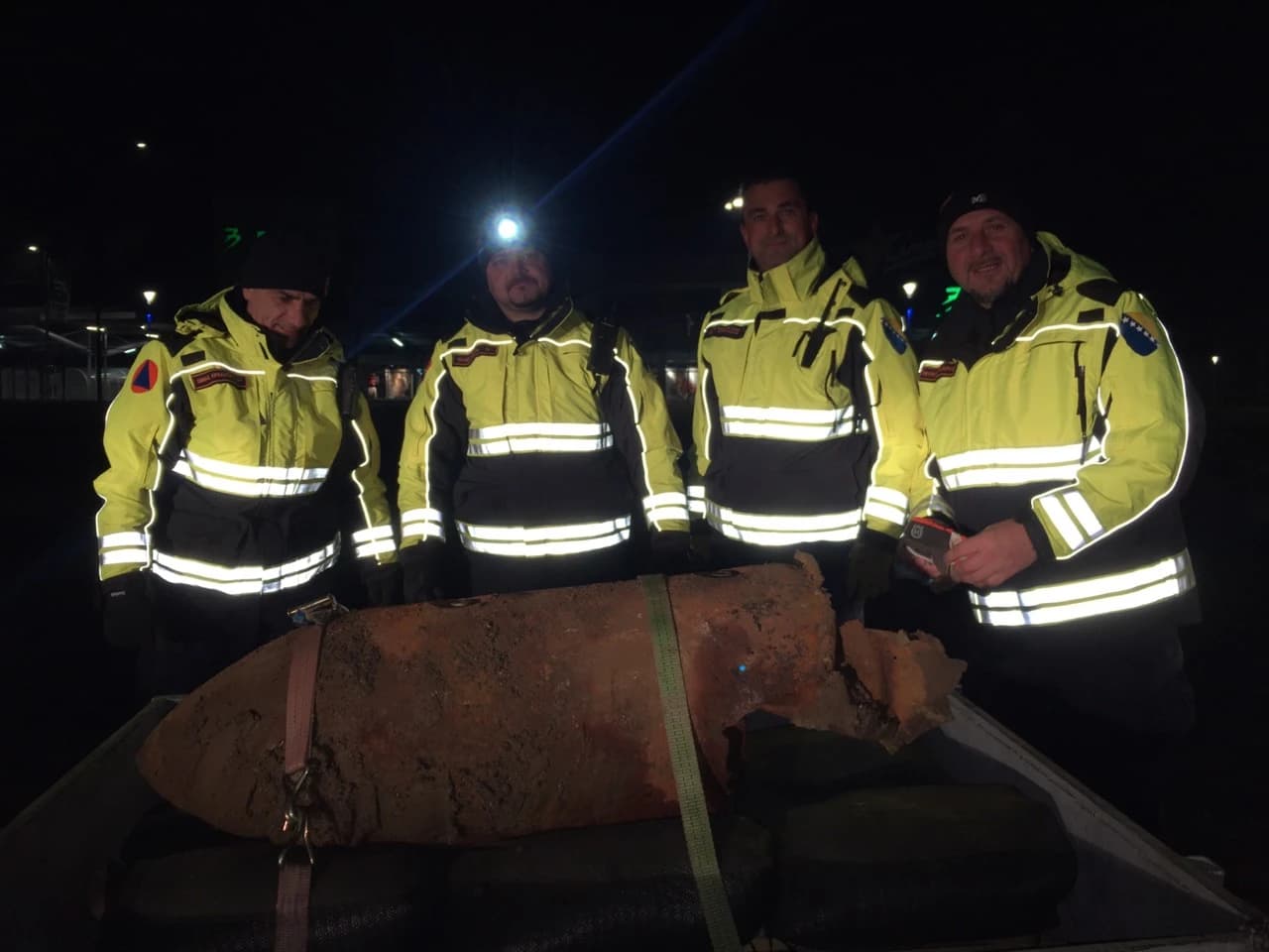 Pripadnici Federalne uprave civilne zaštite uspješno su uklonili, transportirali i uništili avionsku bombu tešku 250 kilograma koja je pronađena u centru Bihaća.