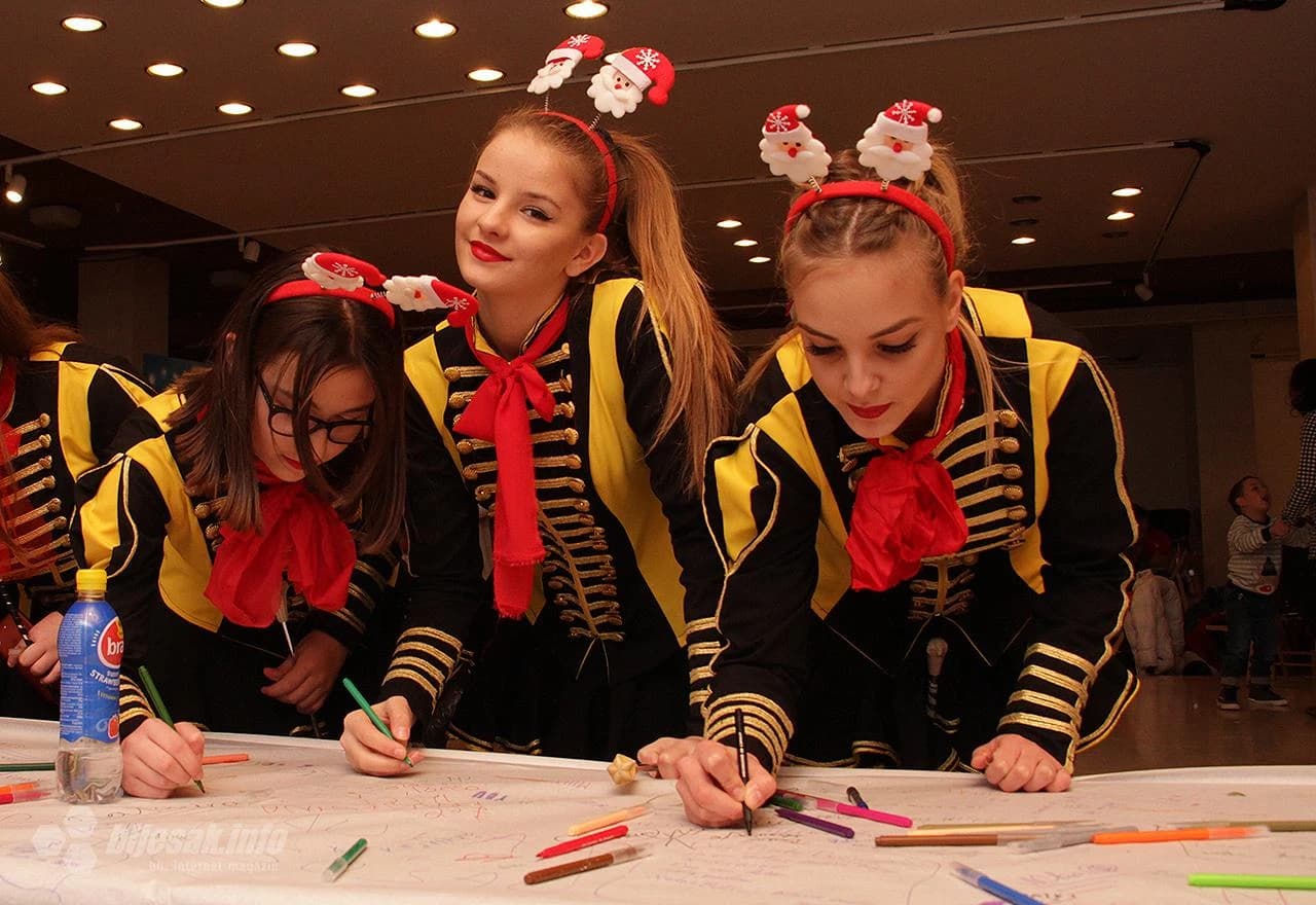 Mažoretkinje pišu Djedu Mrazu 