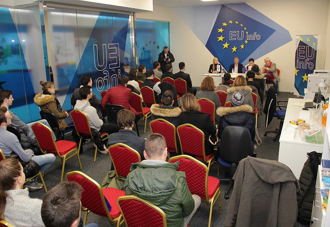 Foto: Bljesak.info/ Mladi odgovarali na pitanje treba li BiH u EU