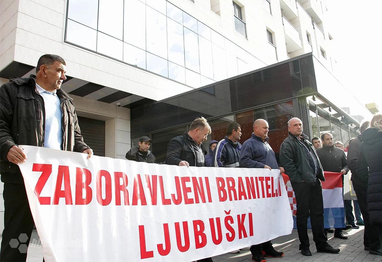 Mirni prosvjed Zaboravljenih branitelja ispred središnjice HDZ BiH u Mostaru