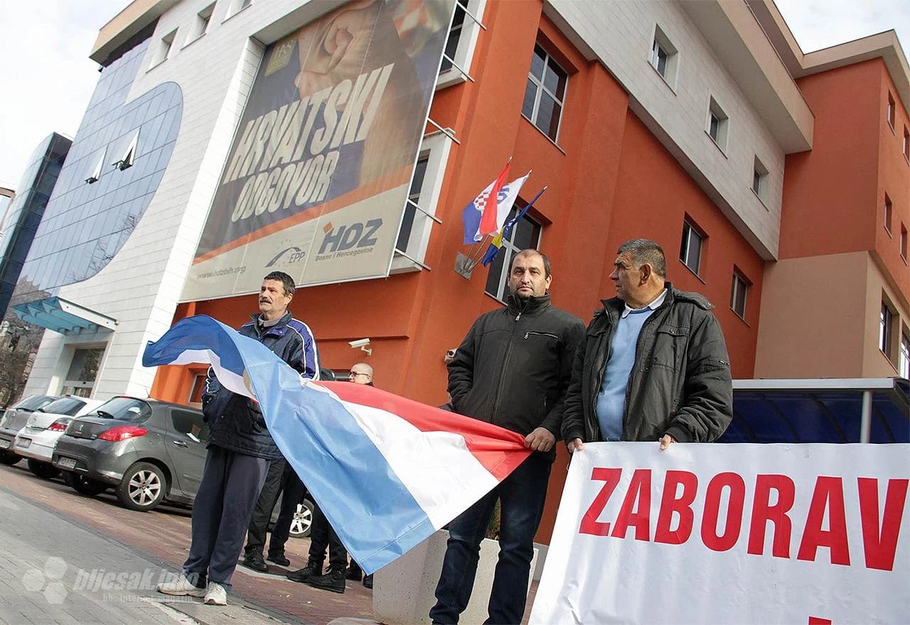 Mirni prosvjed Zaboravljenih branitelja ispred središnjice HDZ BiH u Mostaru
