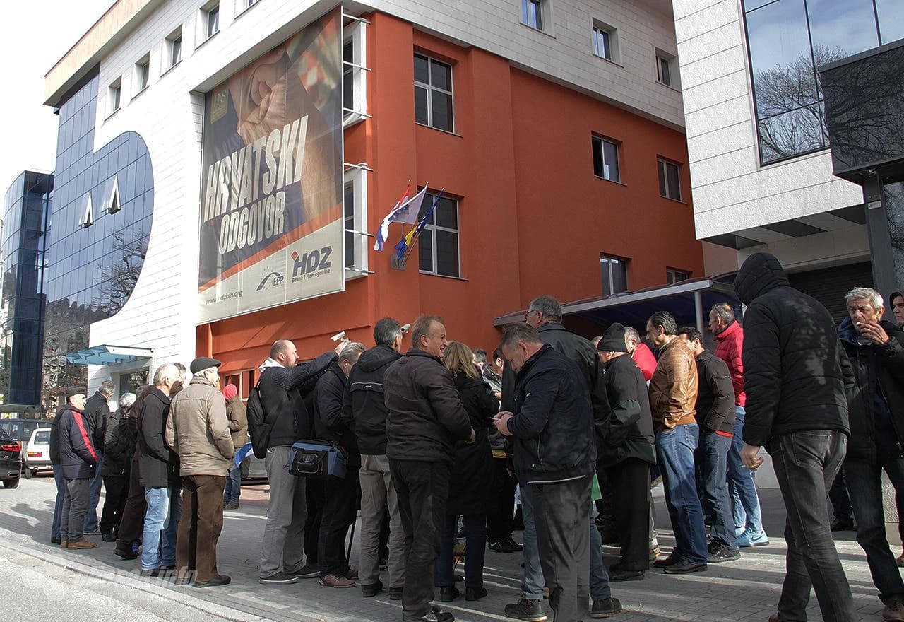  Mirni prosvjed Zaboravljenih branitelja ispred središnjice HDZ BiH u Mostaru