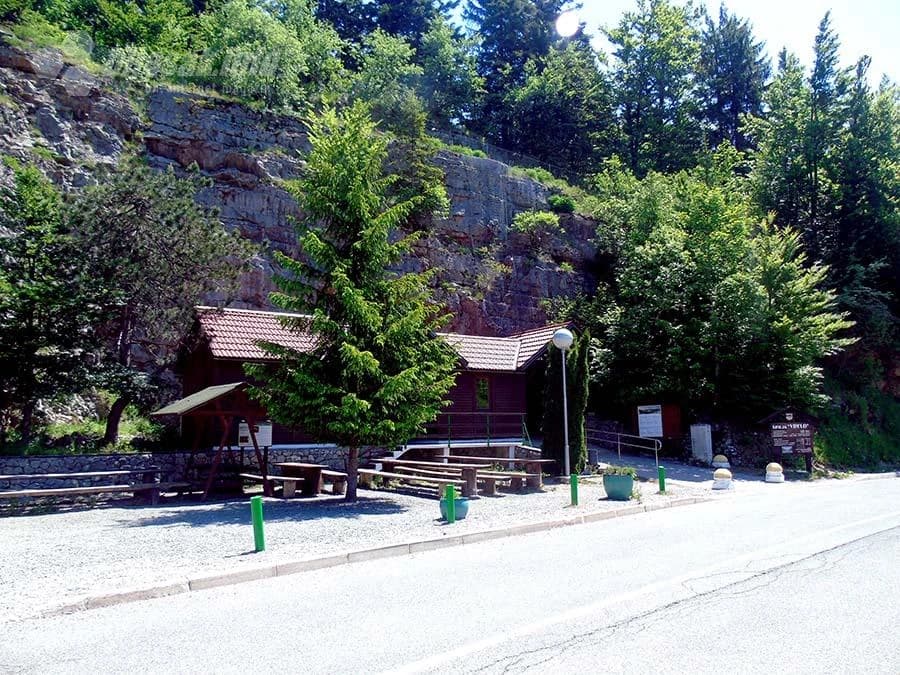 Ispred ulaza u pećinu nigdje nikoga