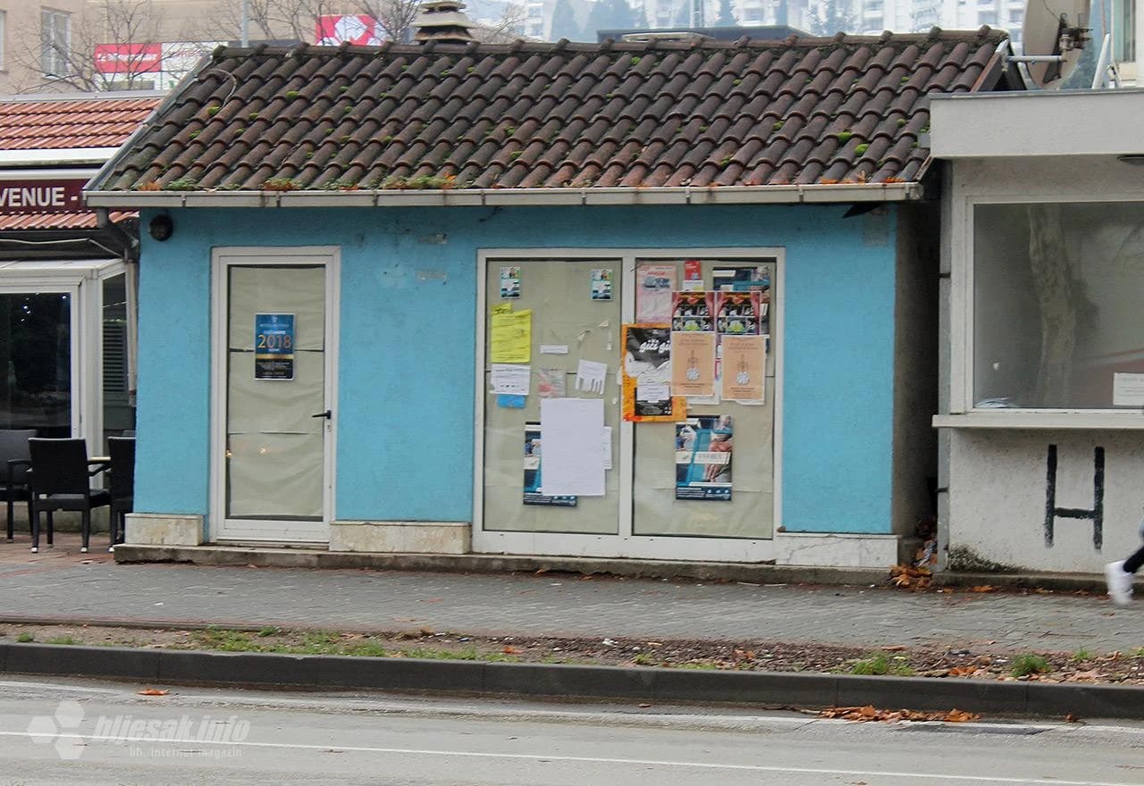 Neuredno zalijepljeni plakati u Mostaru