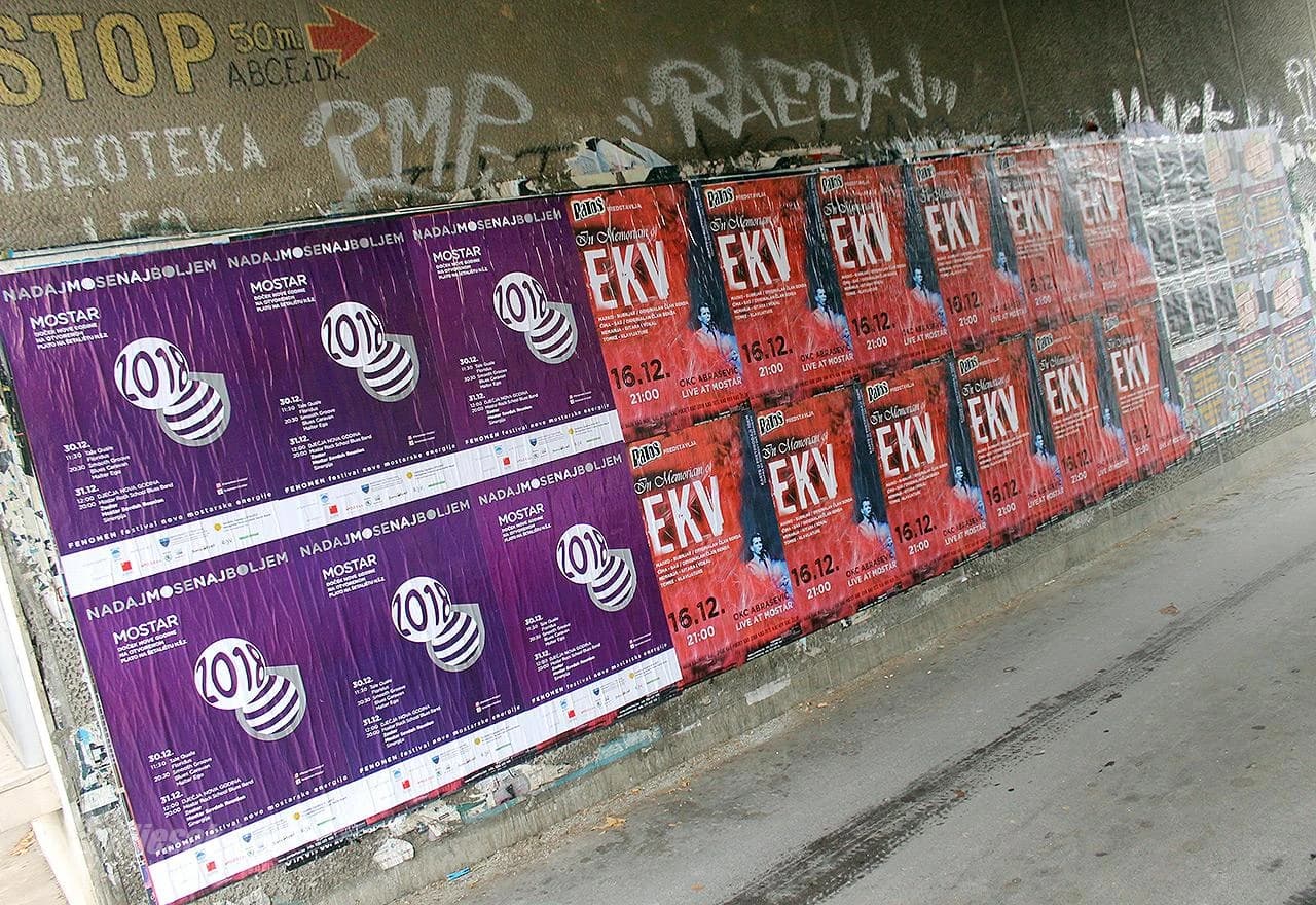 Neuredno zalijepljeni plakati u Mostaru