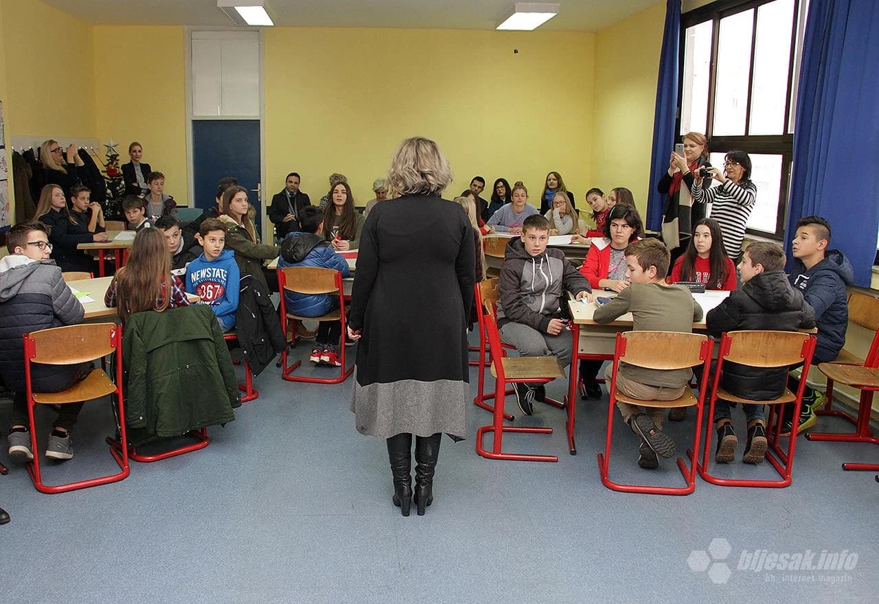 Ravnateljica se obraća učenicima i gostima