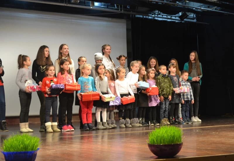 Kulturno-umjetnička društva iz Širokog Brijega organizirali su “Božićnu priredbu malih folkloraša.“