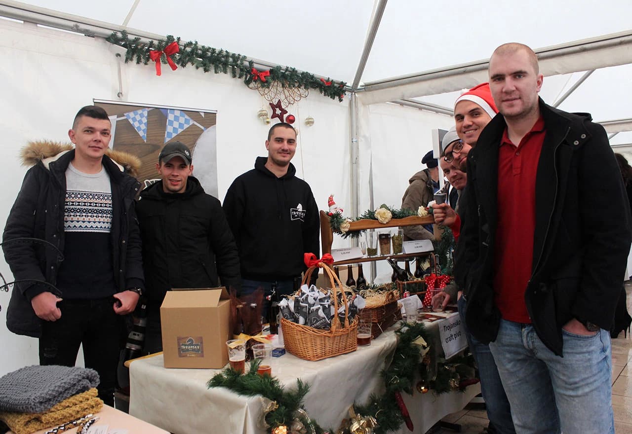 Ljubitelji dobre hrane i pića mogu uživati u palačinkama, kuhanom vinu i domaćem Trojanskom pivu.