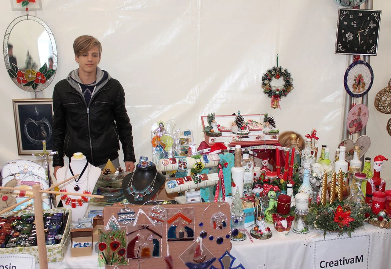 U sklopu sajma veliki broj kreativaca izlaže svoja djela