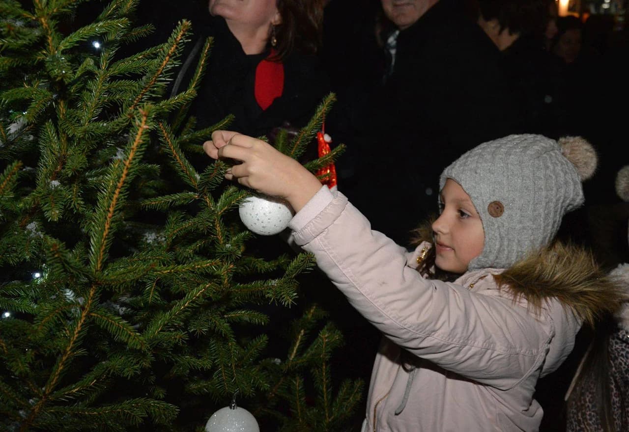 Božić u Busovači održava se ispred crkve sv. Ante Padovanskog