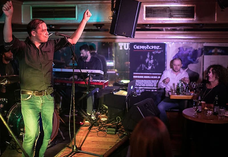 Izvodili su i obrade, poput Knockin' on Heaven's Door