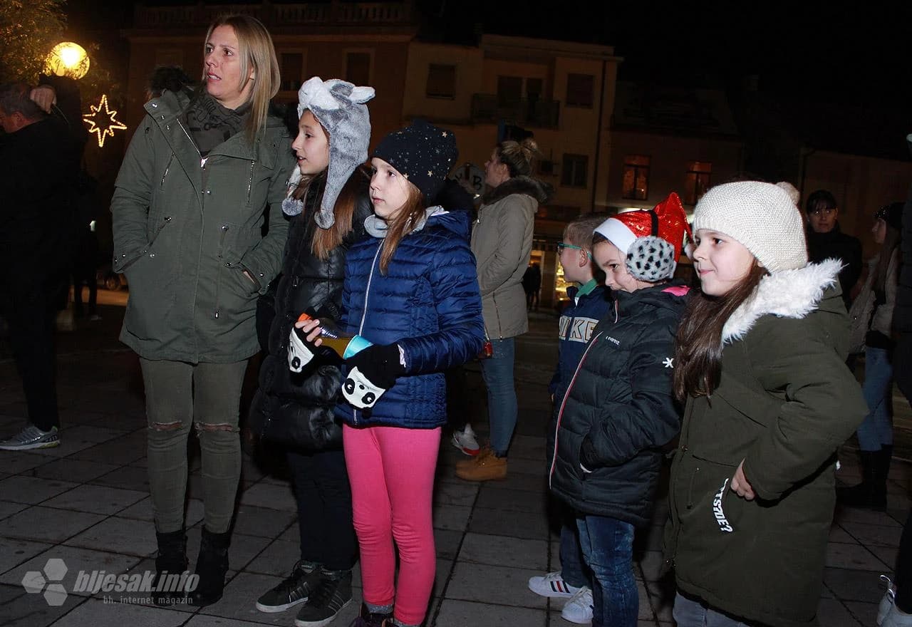 Sveti Nikola razveselio mališane na Trgu širokobrijeških žrtava