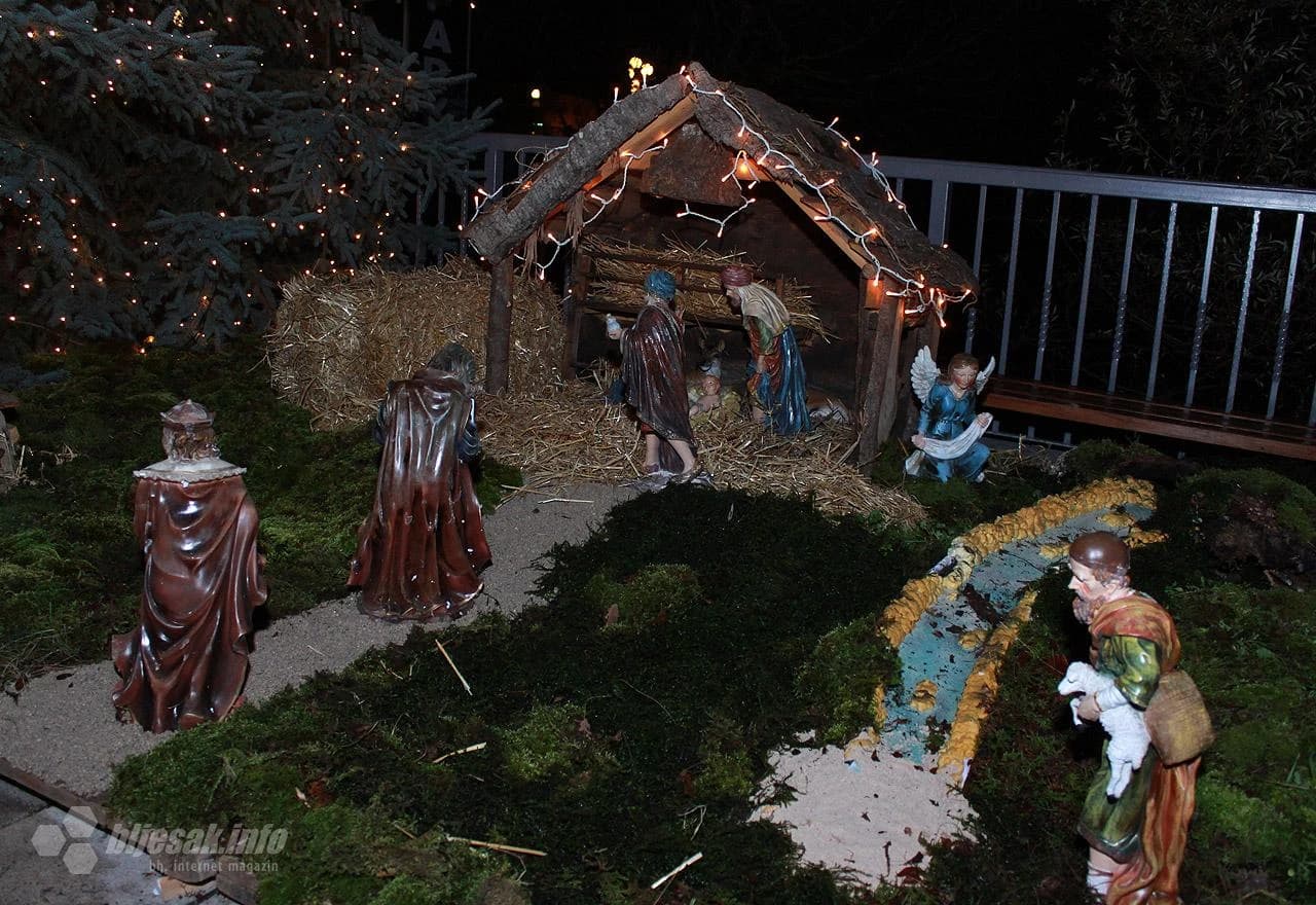 Sveti Nikola razveselio mališane na Trgu širokobrijeških žrtava