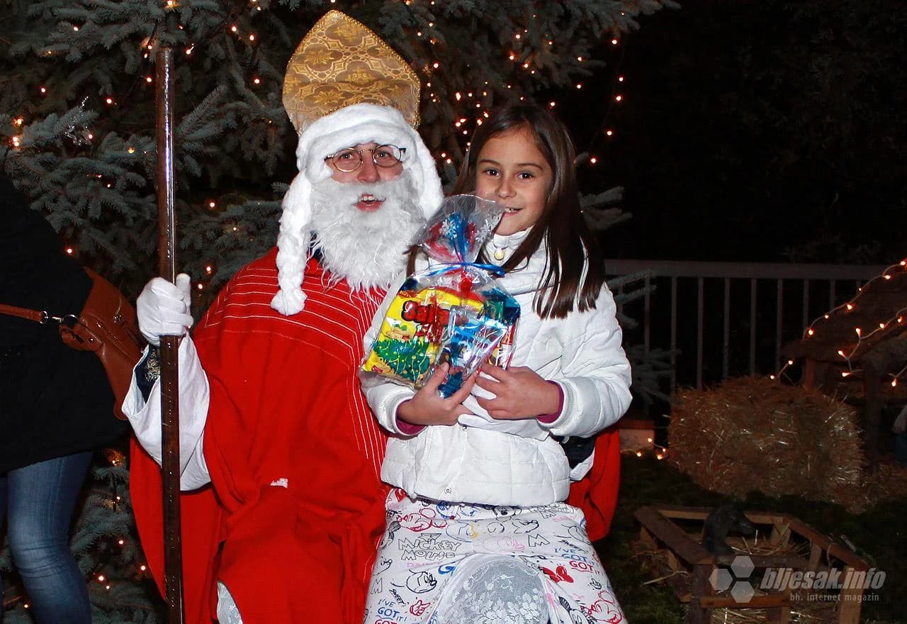 Sveti Nikola razveselio mališane na Trgu širokobrijeških žrtava