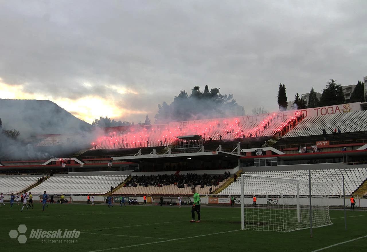 Bakljama ispisano "HEROJI" na gornjoj tribini stadiona Pod Bijelim brijegom