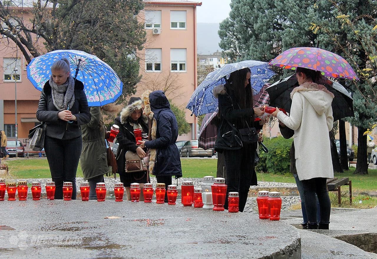 Paljenje svijeća za Praljka na Kampusu