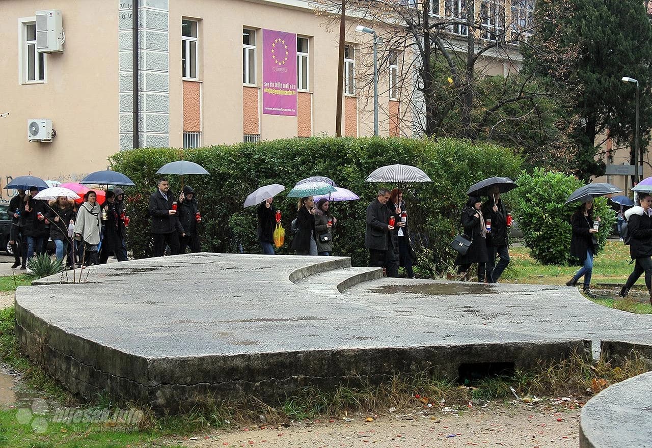 Paljenje svijeća za Praljka na Kampusu