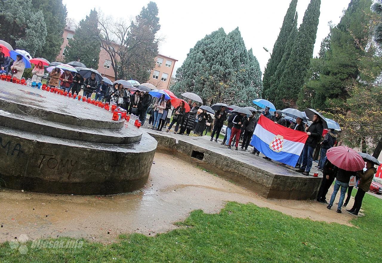 Paljenje svijeća za Praljka na Kampusu