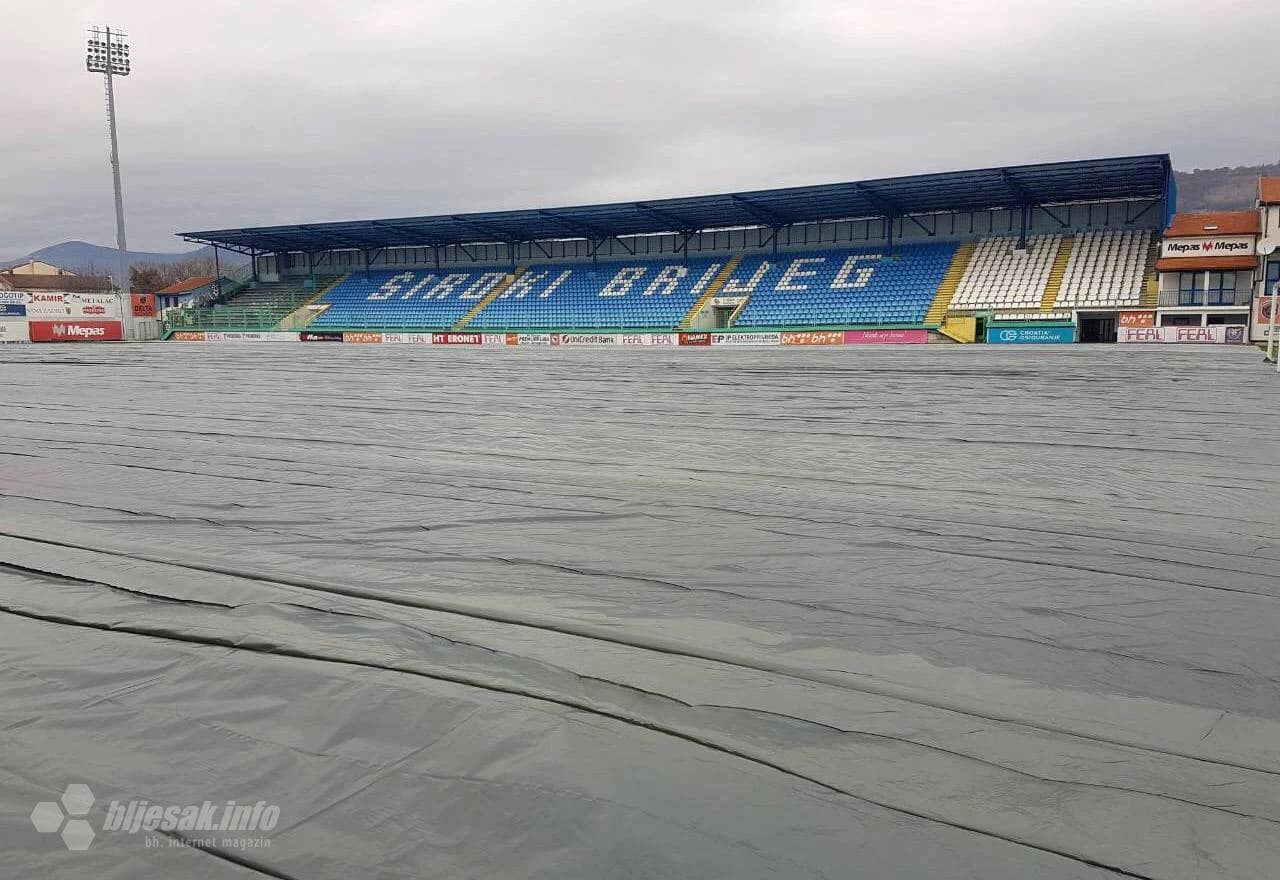 Prekriven travnjak stadiona Pecara