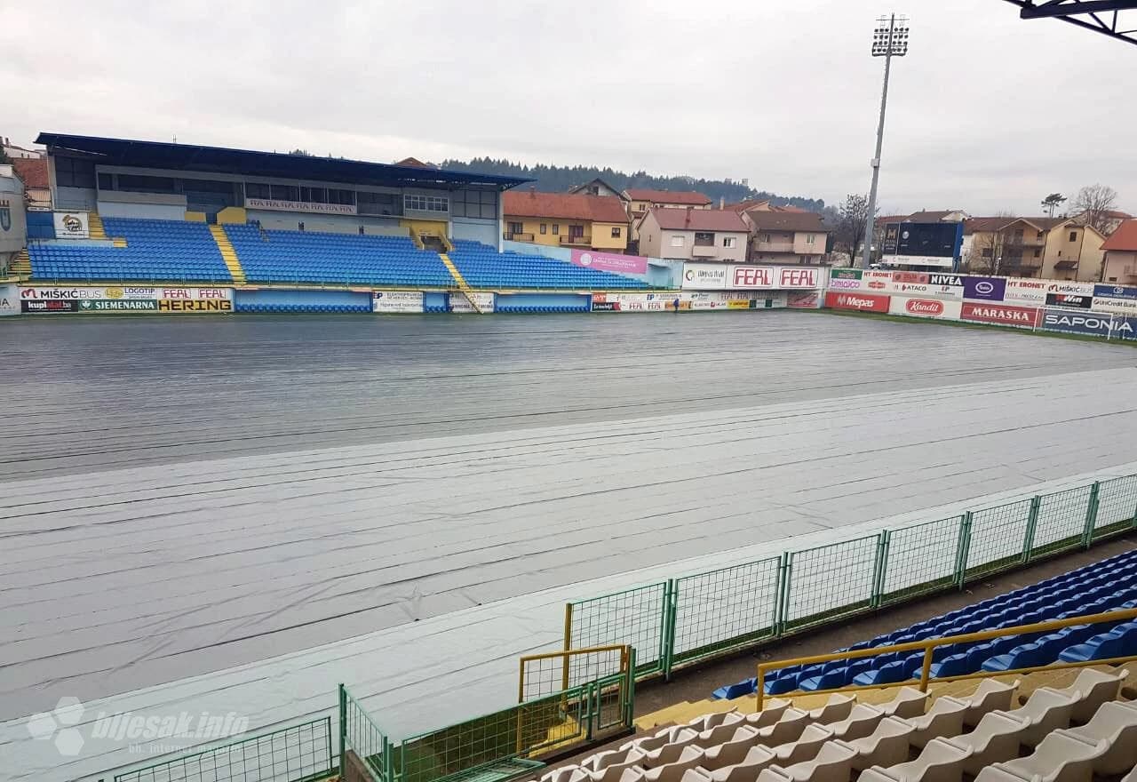 Prekriven travnjak stadiona Pecara