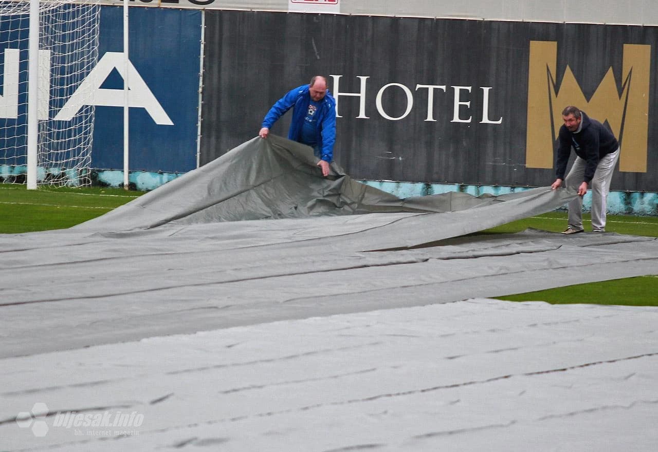Prekriven travnjak stadiona Pecara
