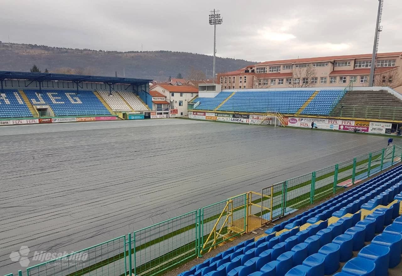 Prekriven travnjak stadiona Pecara