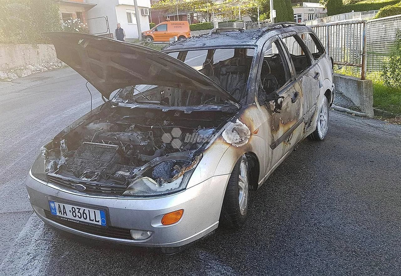 Ford Focus se zapalio  na prometnici iznad groblja Masline