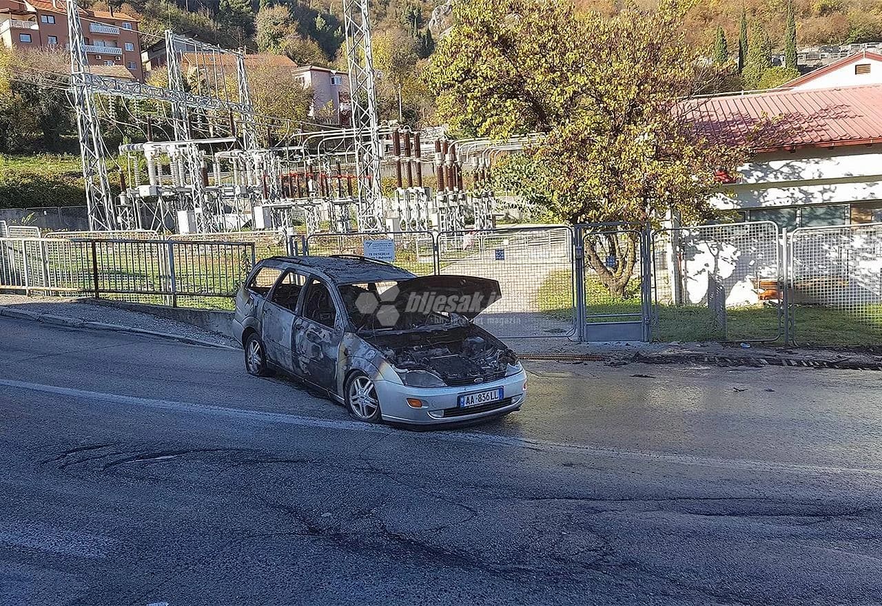 Ford Focus se zapalio  na prometnici iznad groblja Masline