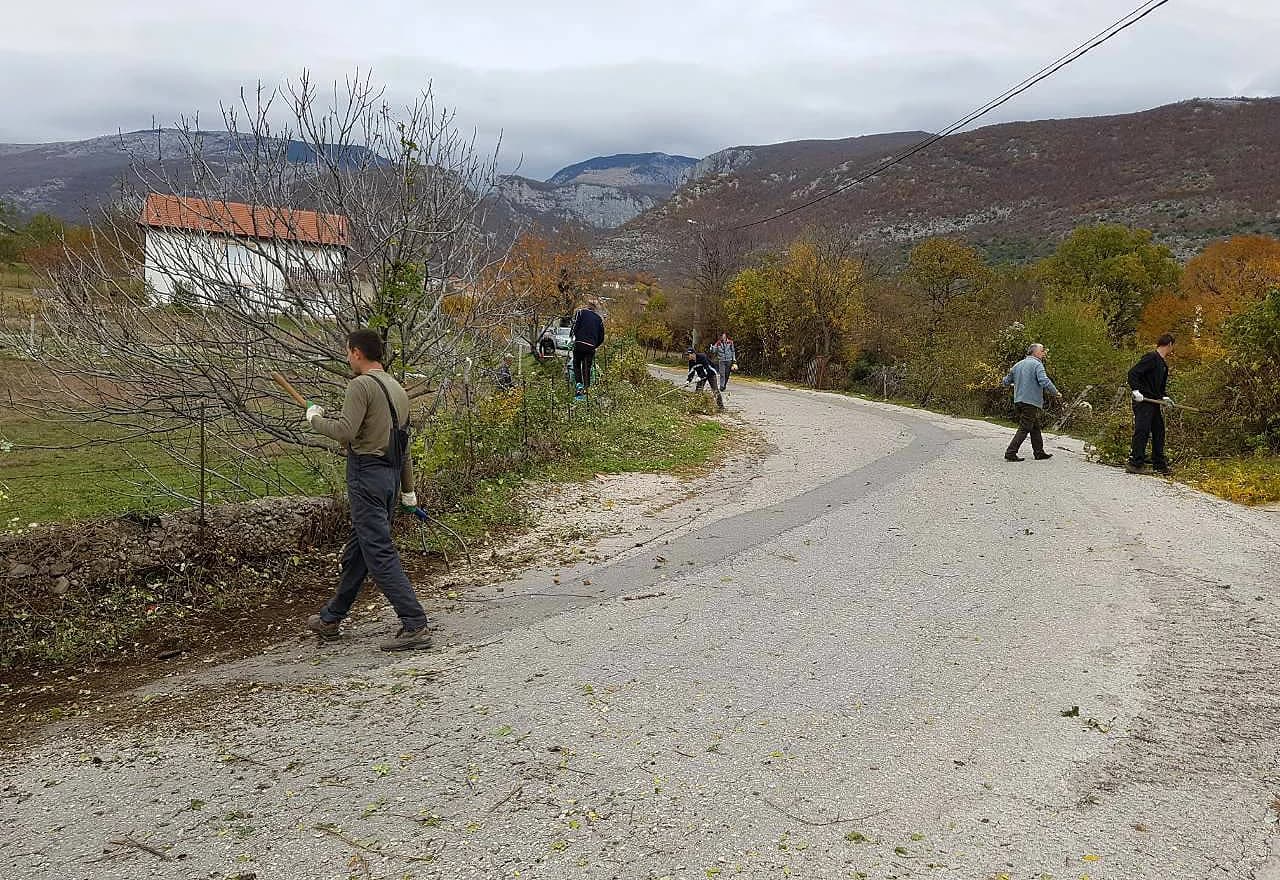 Stanari su zajedničkim snagama očistili cestu u naselju