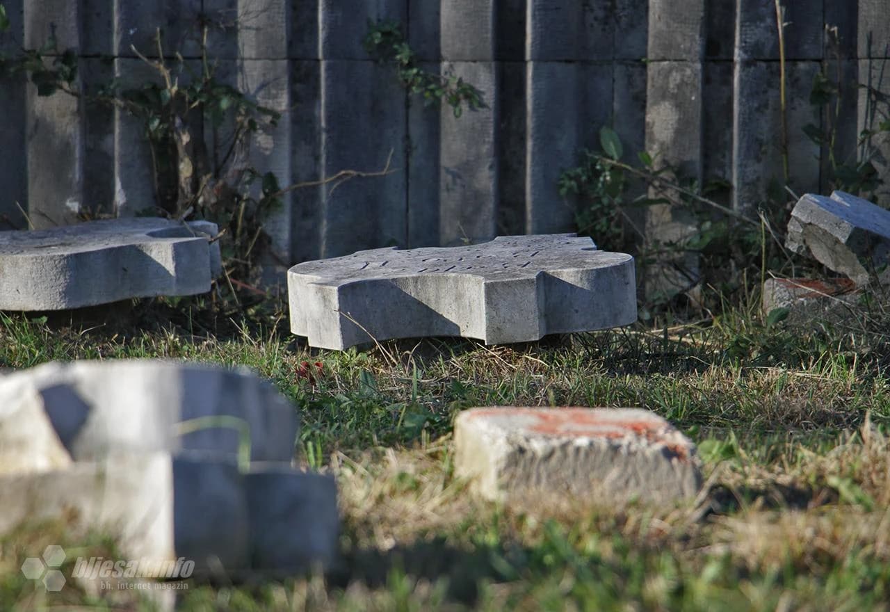 Radnici komunalnih poduzeća su završili prvu fazu grubog čišćenja Partizanskog spomen groblja u Mostaru.