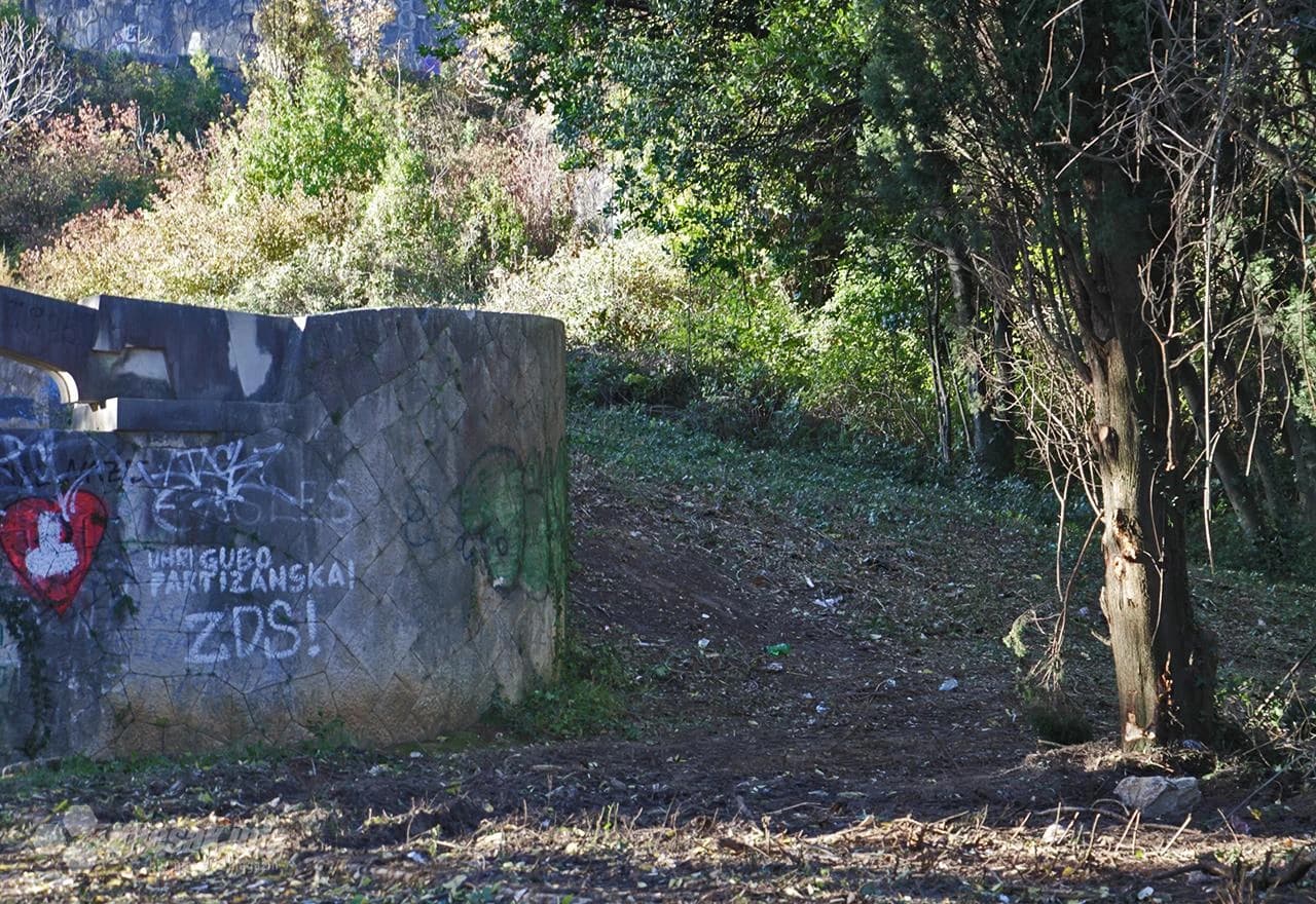 Radnici komunalnih poduzeća su završili prvu fazu grubog čišćenja Partizanskog spomen groblja u Mostaru.