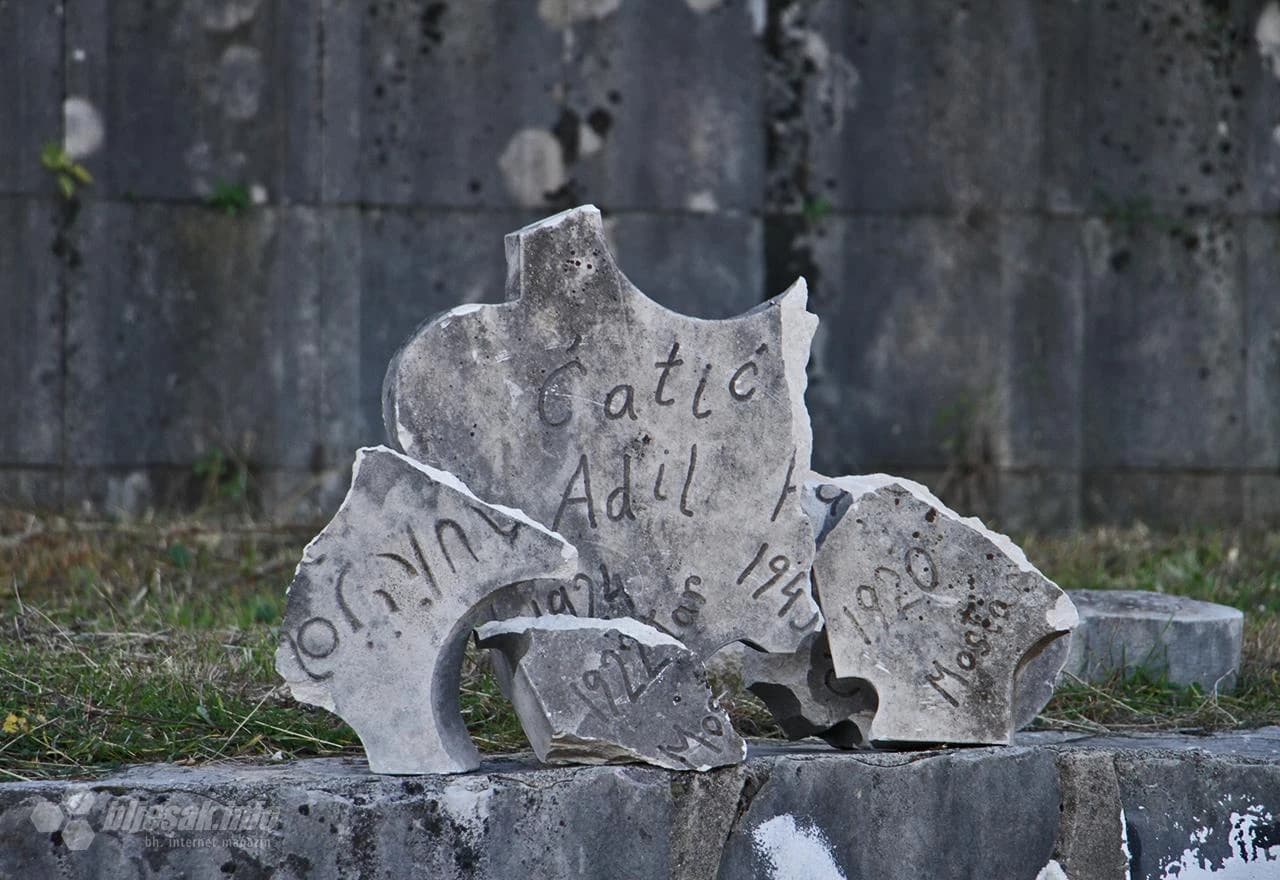 Radnici komunalnih poduzeća su završili prvu fazu grubog čišćenja Partizanskog spomen groblja u Mostaru.