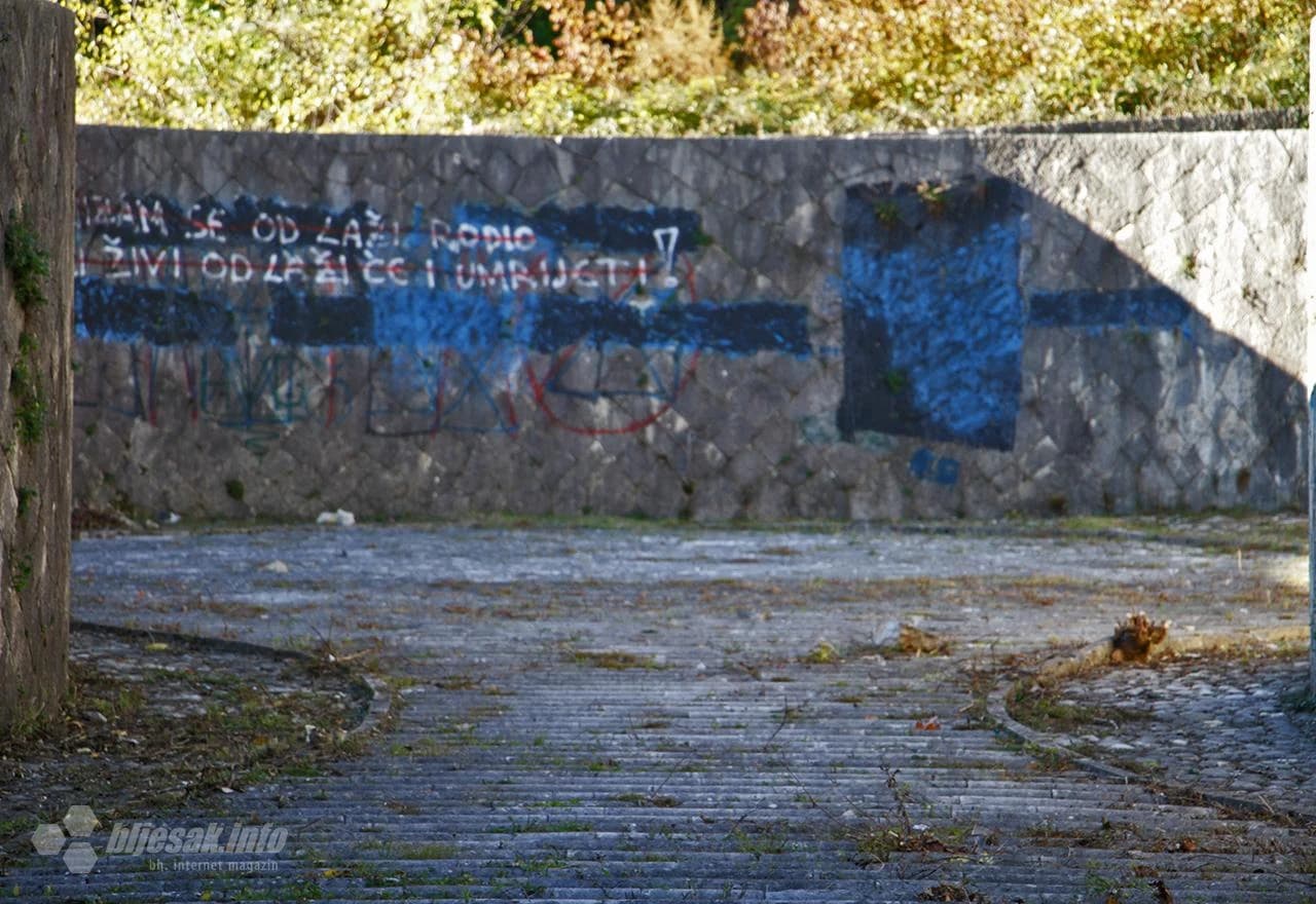 Radnici komunalnih poduzeća su završili prvu fazu grubog čišćenja Partizanskog spomen groblja u Mostaru.