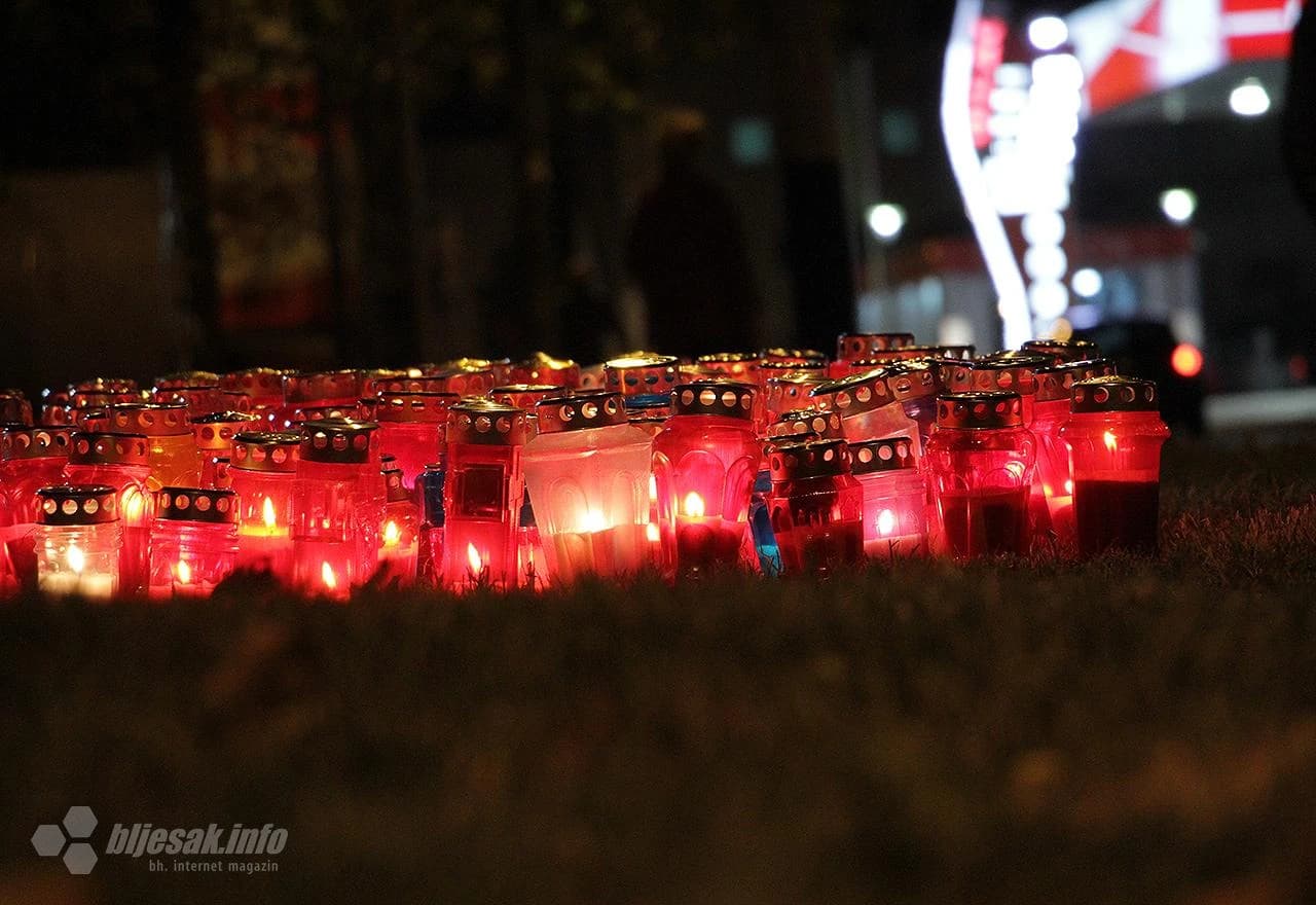 Mostarci paljenjem svijeća odali počast Vukovaru