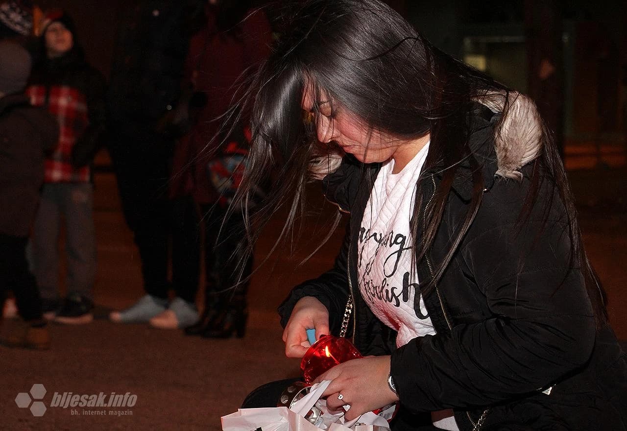 Mostarci paljenjem svijeća odali počast Vukovaru